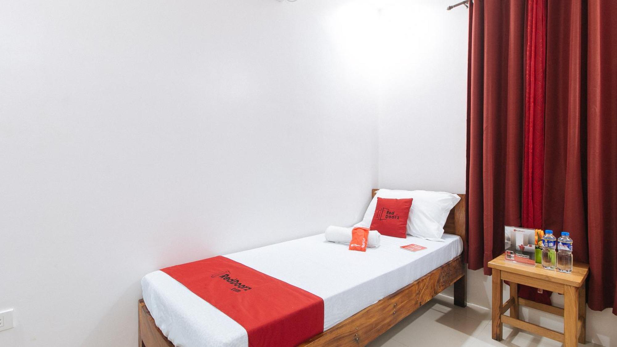 Reddoorz Plus @ Jollydays Hotel Nueva Ecija San Jose  Extérieur photo